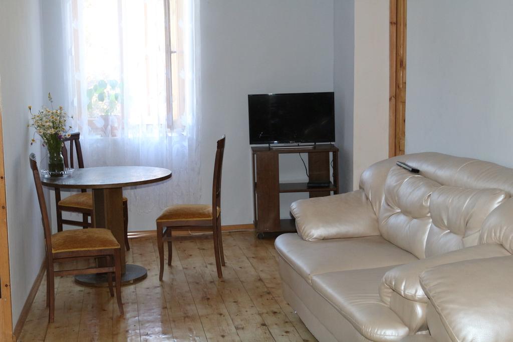 Irina'S Guesthouse เมสเตีย ภายนอก รูปภาพ